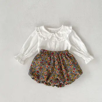 Есенни комплекти дрехи за малките момичета 2023 г., Бяла блуза с дълги ръкави и яка кукла, Върховете + Двуслойни шорти с цветен модел, с костюм от 2 теми за малките момичета